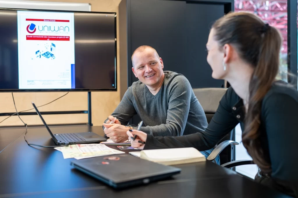 Employé d'Uniwan effectuant un audit IT