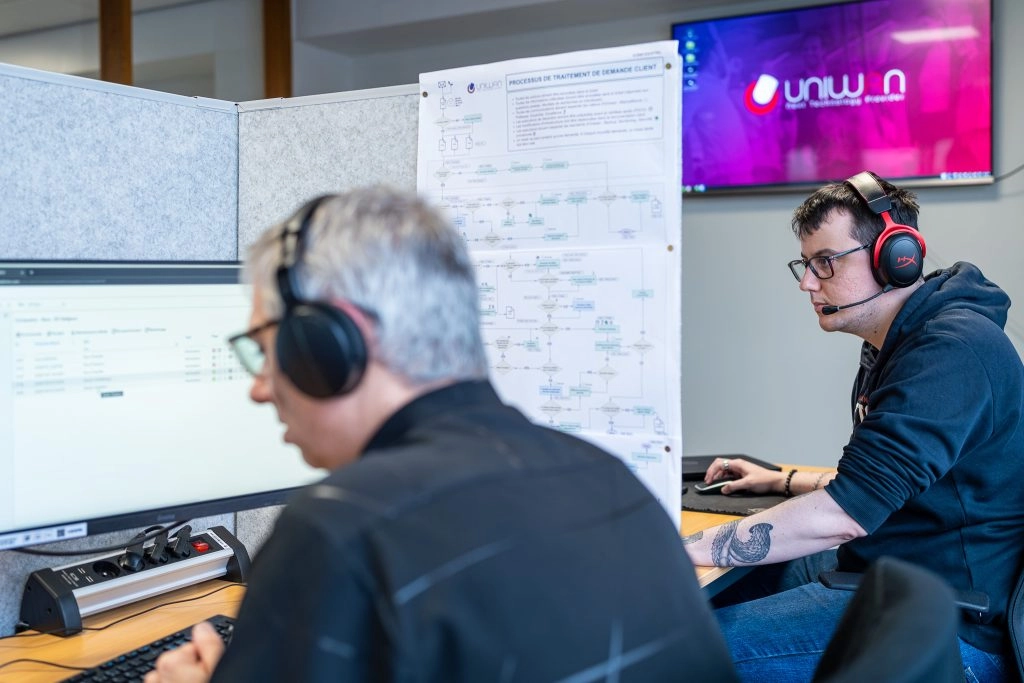 Deux membres de l'équipe d'Uniwan échangeant sur des interventions clients (Helpdesk)