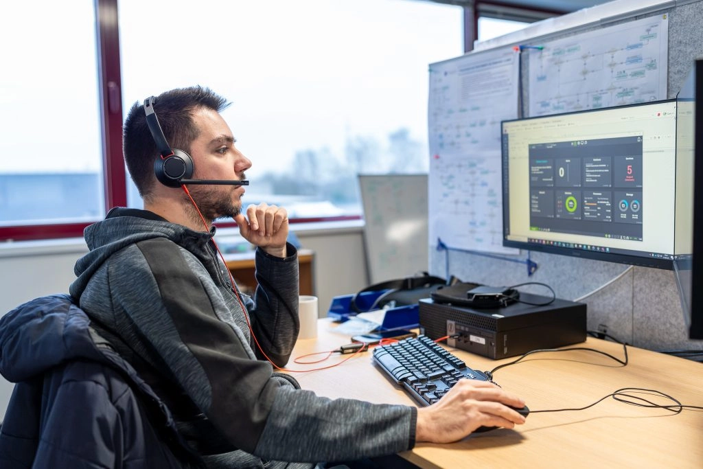 Employé d'Uniwan répondant à un appel (infogérance informatique)